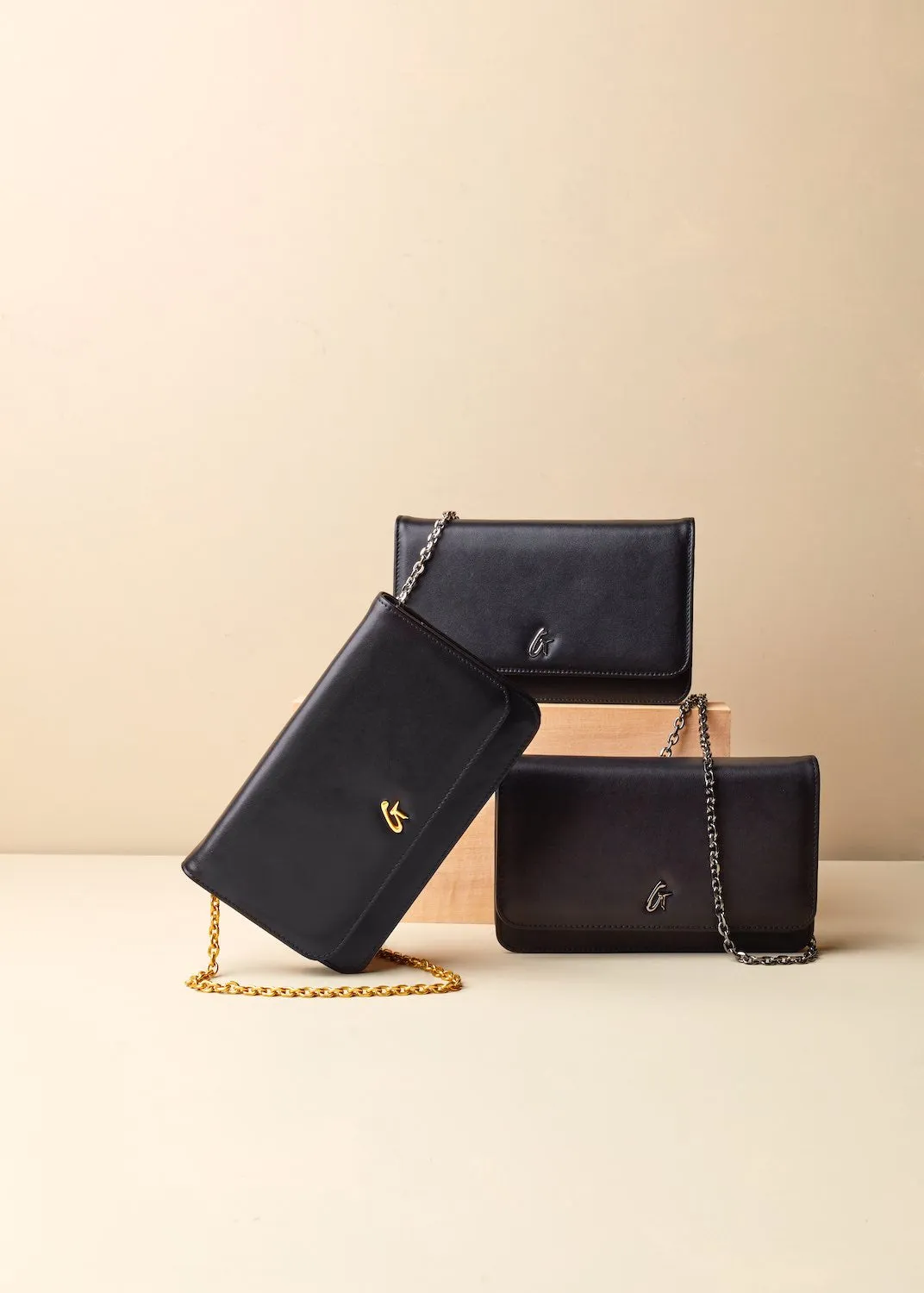 BLACK STANDARD WALLET ON CHAIN-SILVER