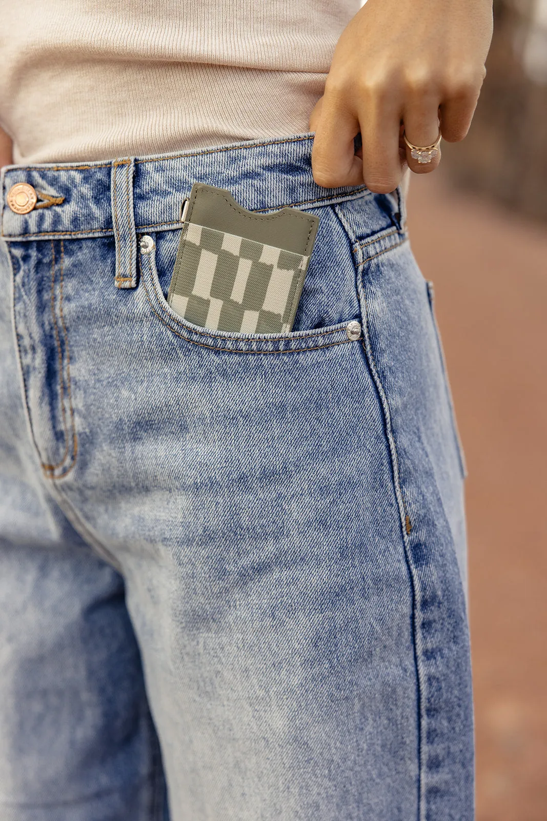 Thread Scout Vertical Wallet