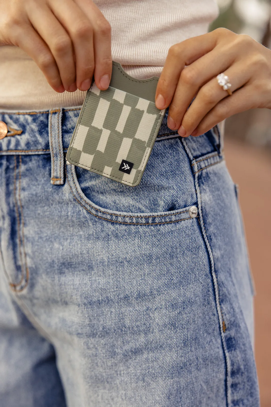 Thread Scout Vertical Wallet